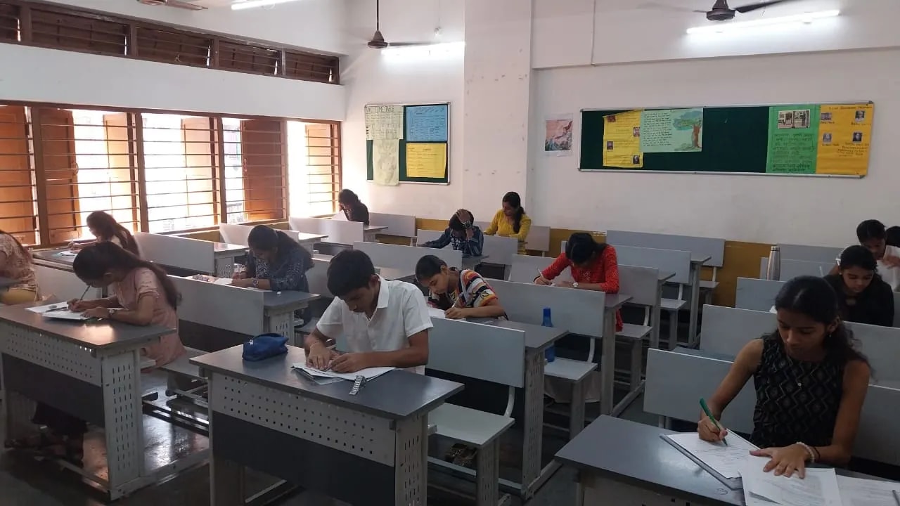 Students attending SSC, ICSE, CBSE coaching classes at Siddhi Academy Thane